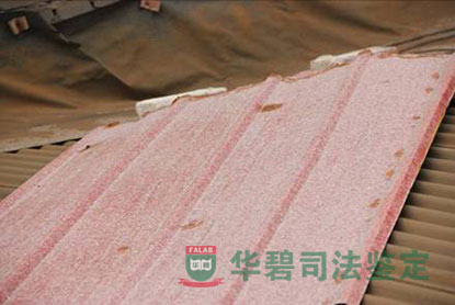 脱硫器设备排放口附近的白色固态粉末状沉积物