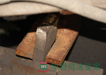 被更换后的清障车限位器