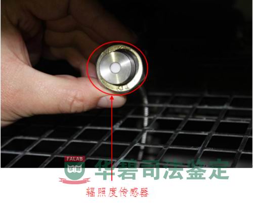 涉案氙灯耐气候老化试验箱只有一个辐照度传感器