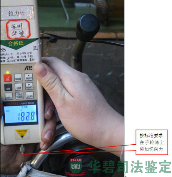 按标准要求在手轮缘上施加切向力